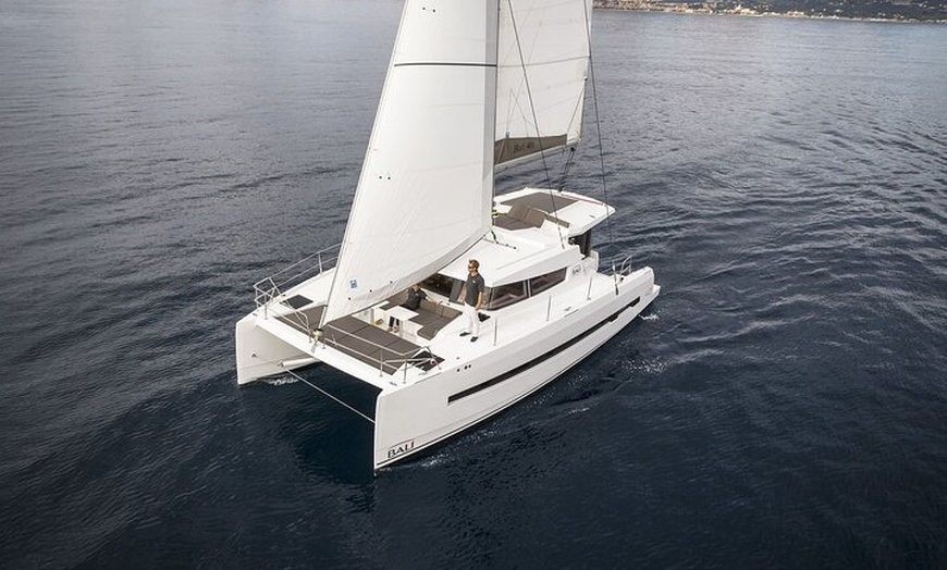 Image 4: Exclusiva experiencia privada en catamarán de lujo