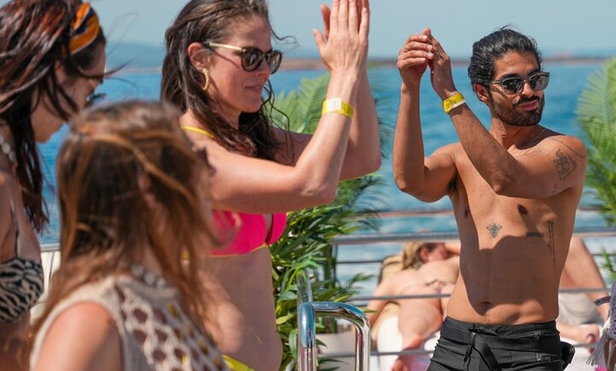 Image 9: Crucero de Ibiza a Formentera con snorkel, paella y barra libre