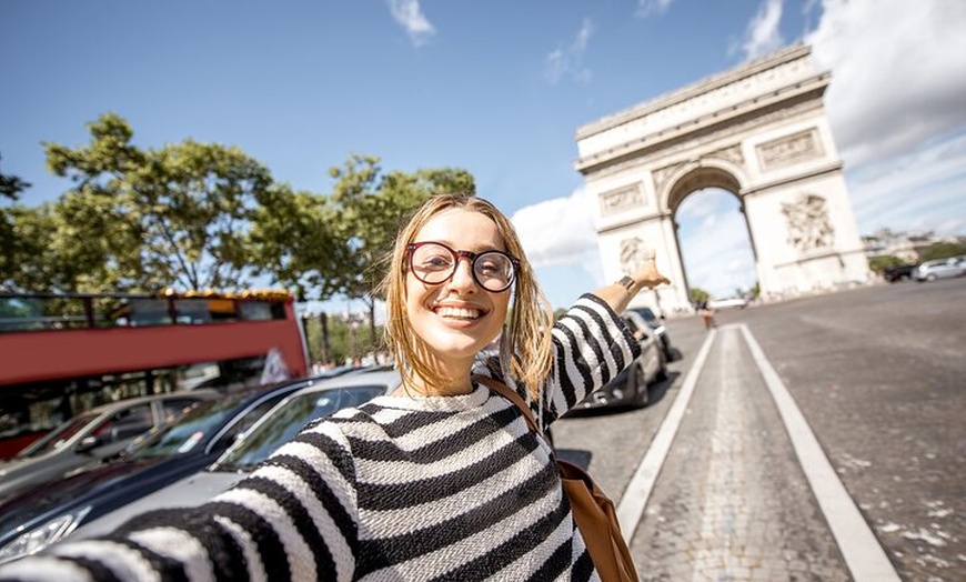 Image 6: Visite guidée privée d'une demi-journée à Paris en van de luxe