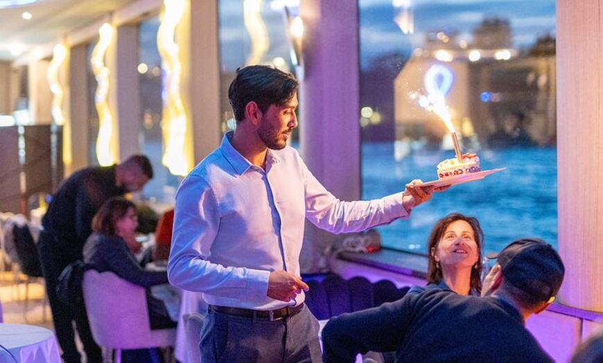 Image 4: Dîner gastronomique à Paris Croisière sur la Seine avec chanteur et...