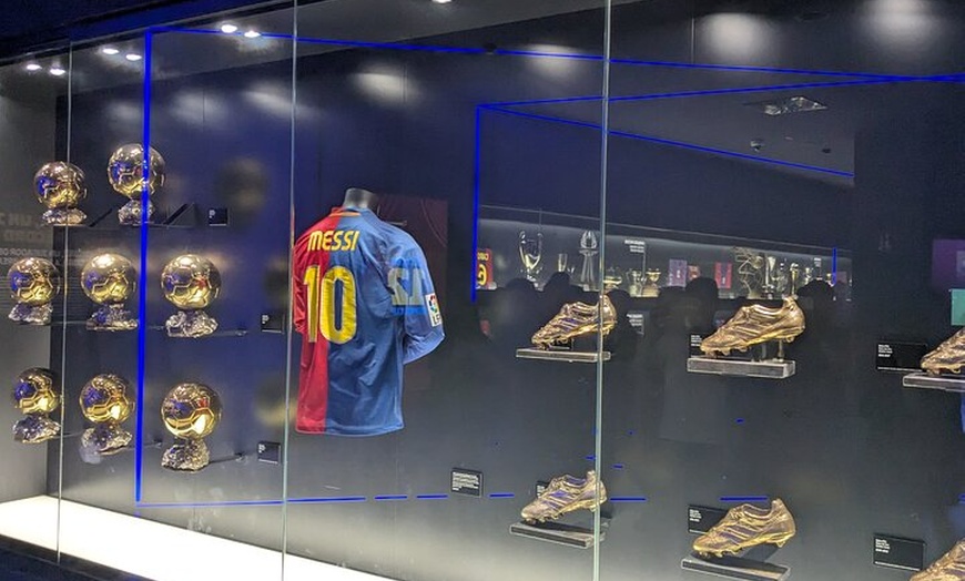 Image 2: Barcelona Football Essentials : De la Gloria a la Base