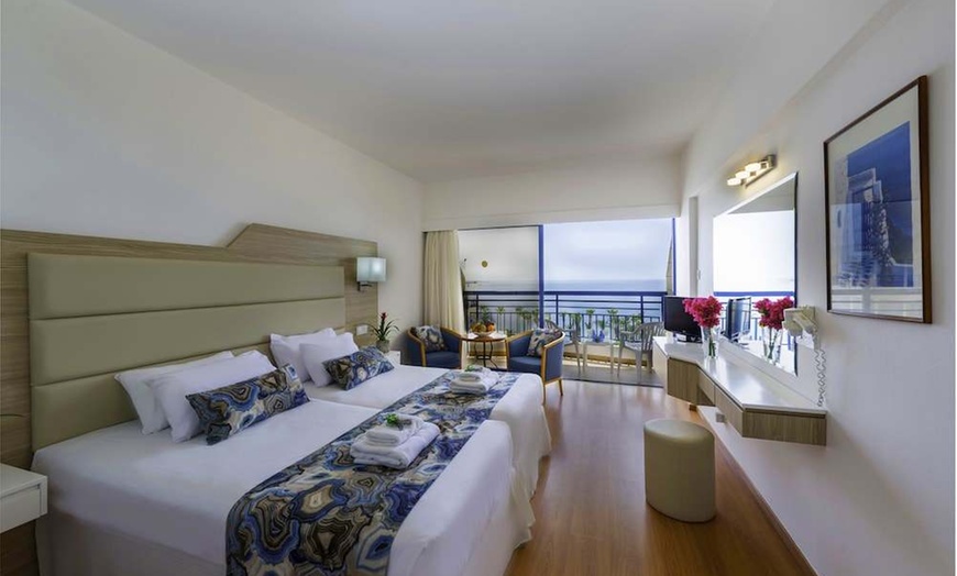 Image 4: ✈ CYPR | Pafos - Ascos Coral Beach Hotel 4* - Odkryty basen