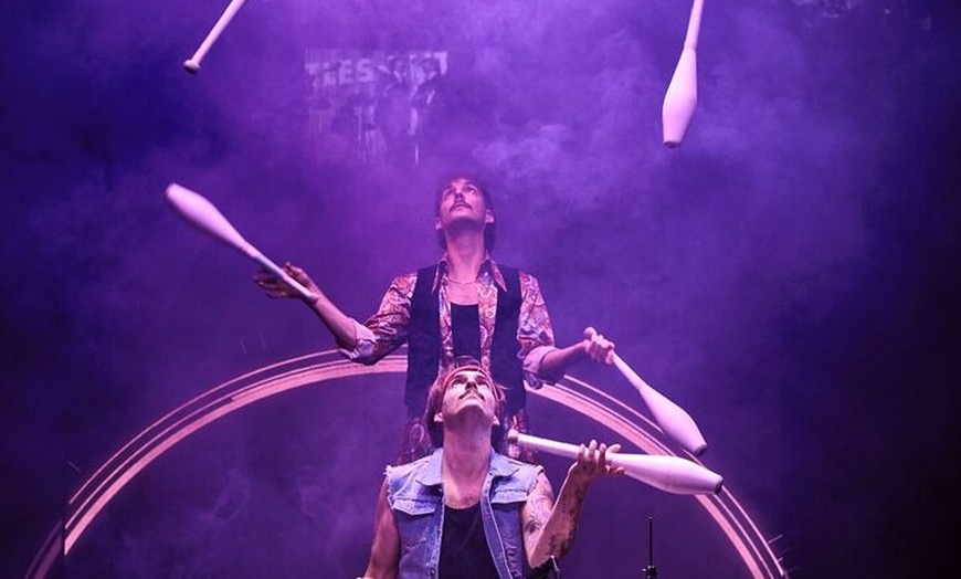 Image 10: Wintergarten Varieté "FLYING LIGHTS" - Highlightshow (75 Minutes)