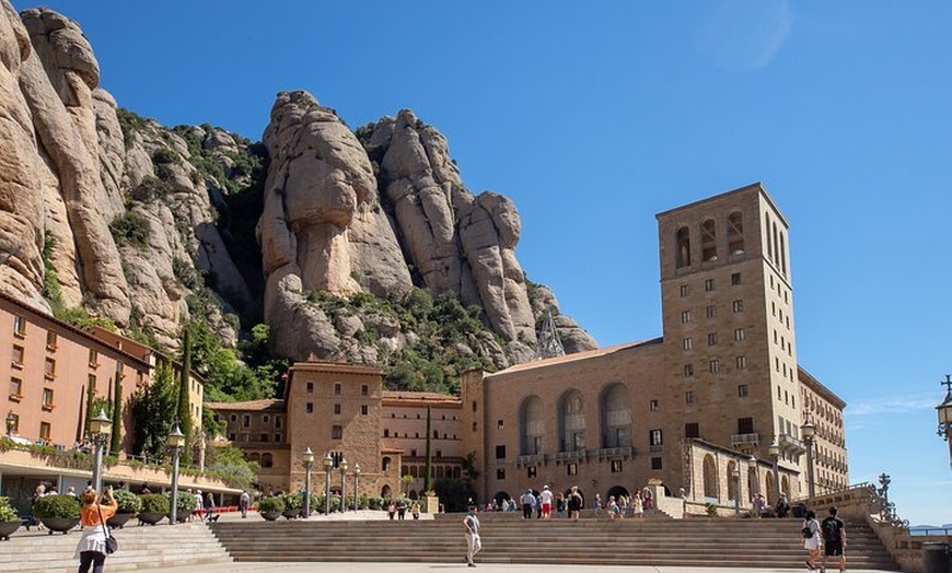 Image 8: Barcelona : Tour de 2 días por Montserrat, Girona y Costa Brava