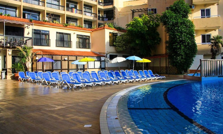 Image 1: ✈ MALTA | Qawra - Canifor Hotel 4* - Odkryty basen