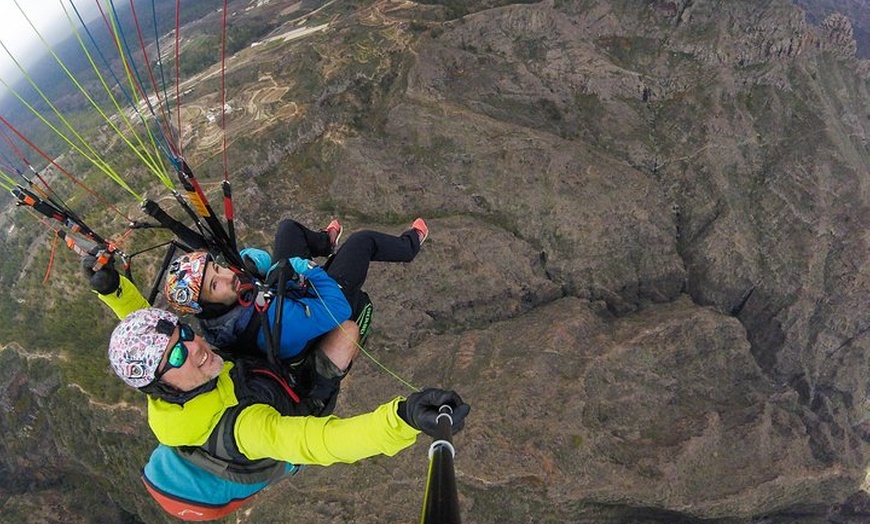 Image 42: Experiencia épica de parapente en Tenerife con el equipo campeón de...