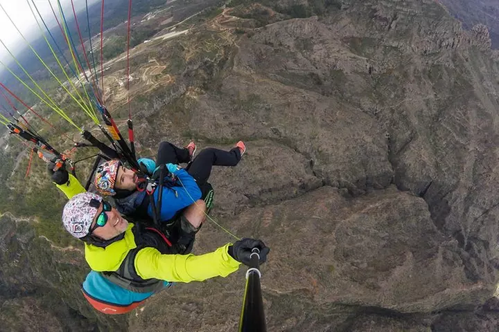 Experiencia épica de parapente en Tenerife con el equipo campeón de...
