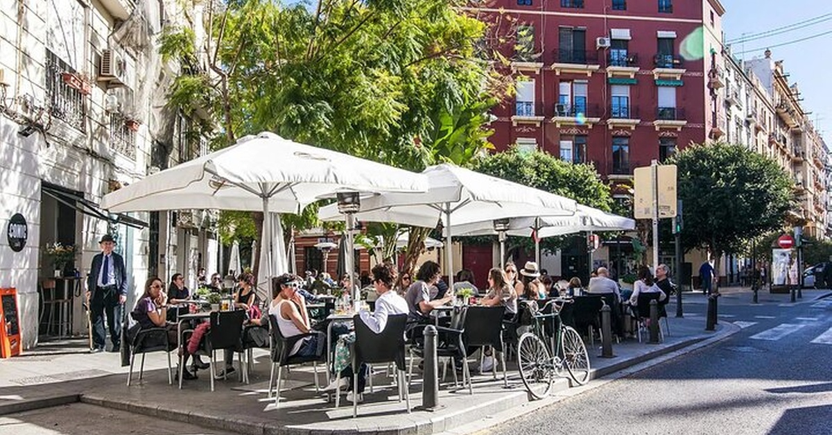 Tour gastronómico con tapas y bebidas locales en Ruzafa, Valencia