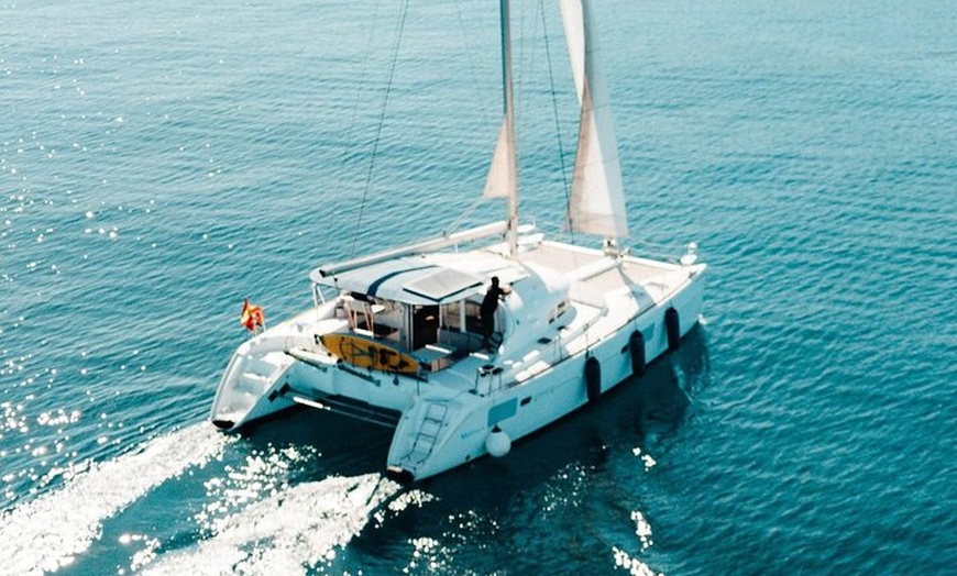 Image 14: Benalmádena: Vela y observación de delfines con aperitivos y bebidas