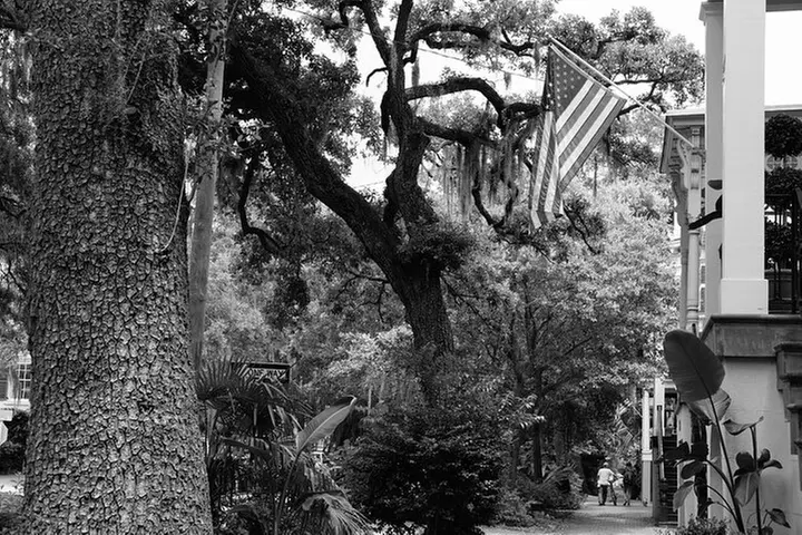 Genteel and Bard's Savannah Dark History and Ghost Encounter Walkin...