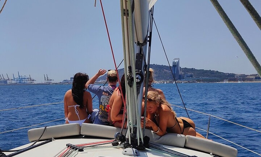 Image 2: Barcelona Sailing Experience 2 hs con aperitivos y bebidas Premium