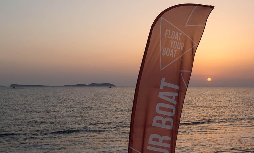 Image 15: Crucero VIP al atardecer con bebidas, paella, remos y snorkel