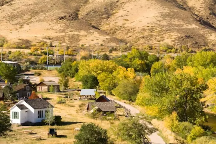 Gold Beer and the Rockies: Audio Walking Tour of Golden's Past