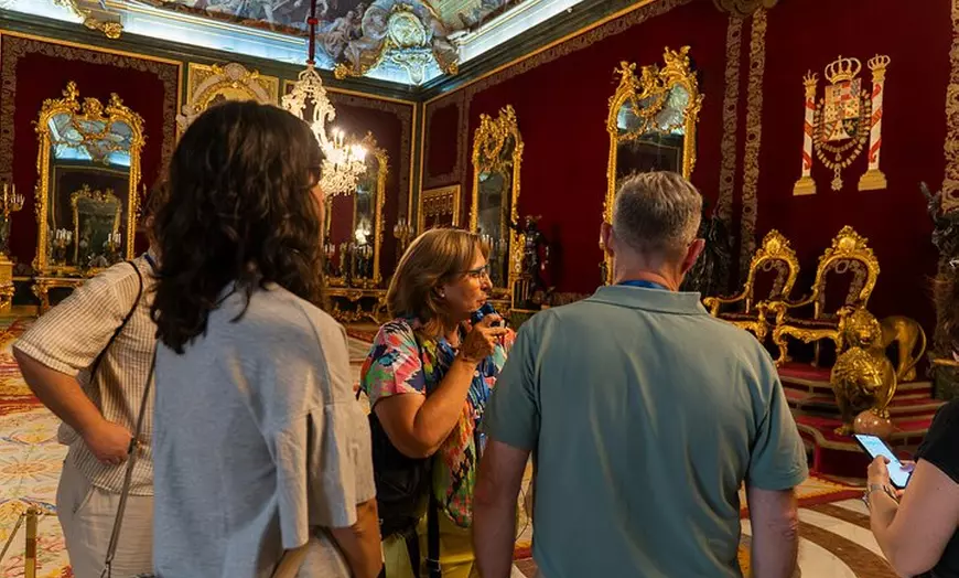 Image 4: Visita guiada al Palacio Real de Madrid para grupos pequeños con ca...