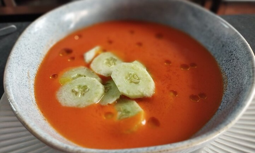 Image 19: Clase de Cocina de Tapas Española con Música de Guitarra en Vivo