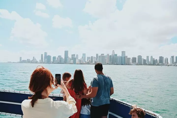 Miami Boat Tour of Celebrity Homes & Miami River Skyline 360 View
