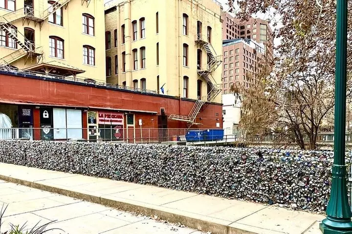 Walking Tour Along the San Antonio Riverwalk And Around Downtown