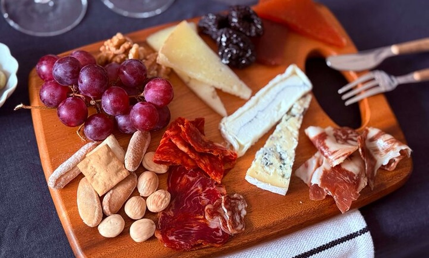 Image 2: Vinos y maravillas: Una cata española en una galería de arte privada