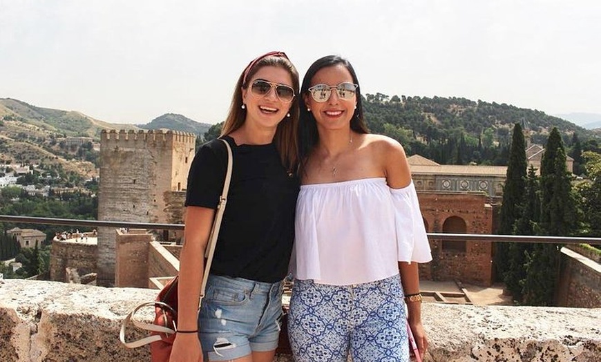 Image 5: Excursión combinada exclusiva de Granada: visita guiada Alhambra + ...