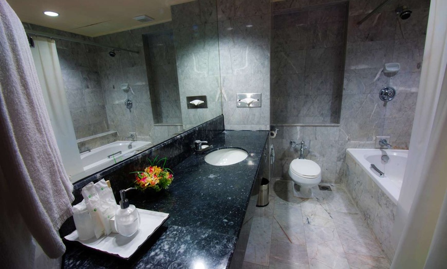 Image 8: ✈ SÜDTHAILAND | Phuket - Patong Resort Hotel 4*, 5 Nächte - Außenpool