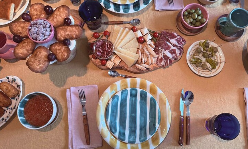 Image 8: Brunch español gourmet en una galería de arte privada oculta