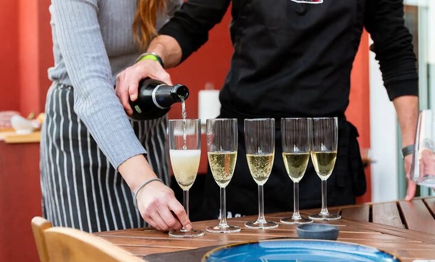Image 19: Barbacoa Paella en una terraza en Barcelona con un chef