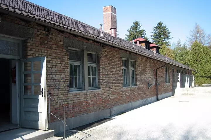 Vollständige Dachau-Tour in kleiner Gruppe von München aus mit dem Zug