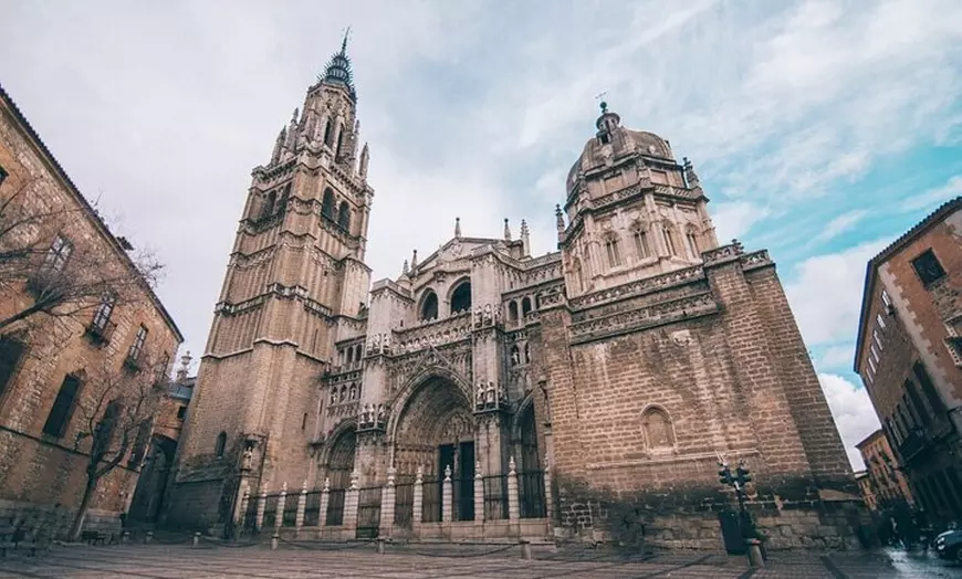 Image 1: Tour Privado Toledo Aranjuez Chinchón desde Madrid