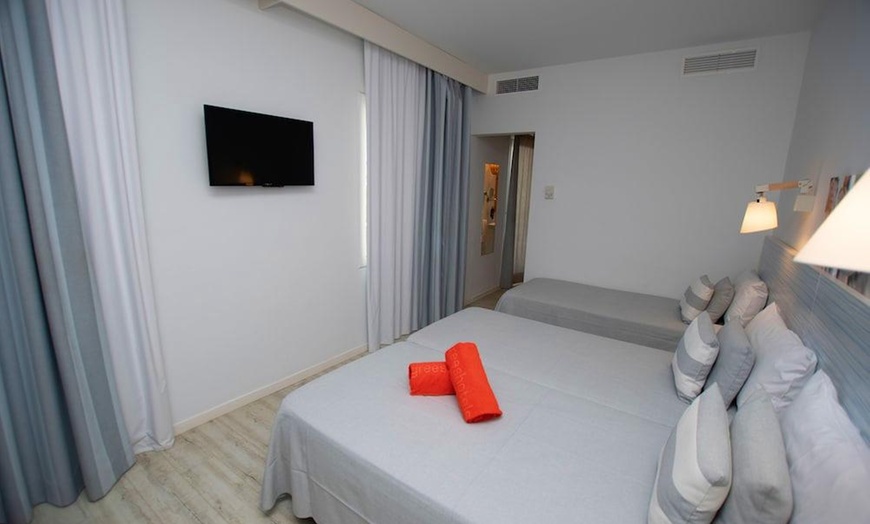 Image 15: ✈ COSTA BARCELONA | Pineda de Mar - Hotel Pineda Splash 4* - Baseny