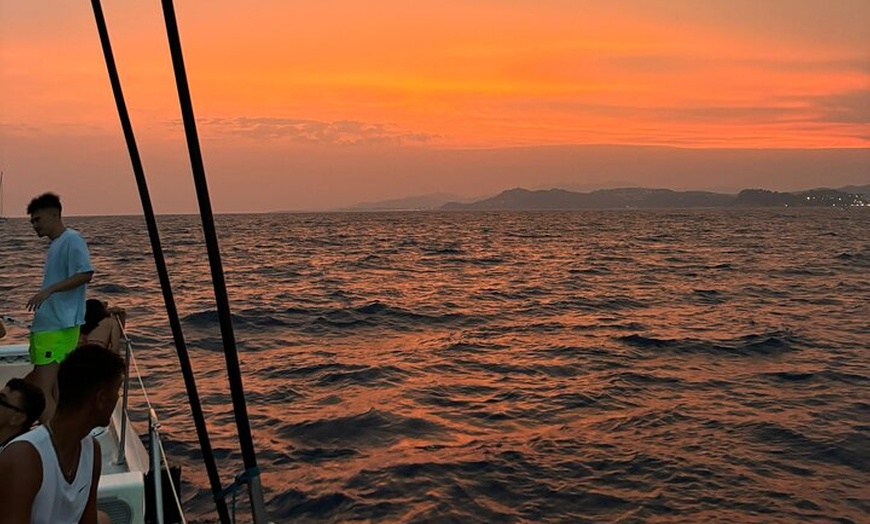 Image 6: Puesta de Sol desde LLoret de Mar con Dj y bebidas