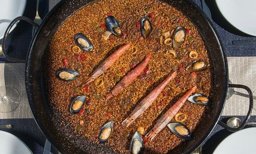 Image 2: Una mesa de chef en un jardín secreto