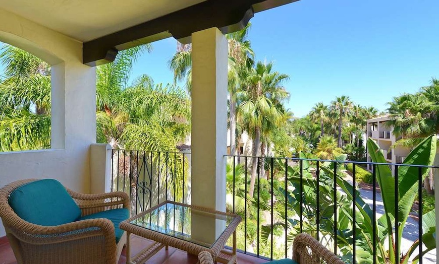 Image 11: ✈ COSTA DEL SOL | Marbella - BlueBay Banús 4*, 3 Nächte - Außenpool