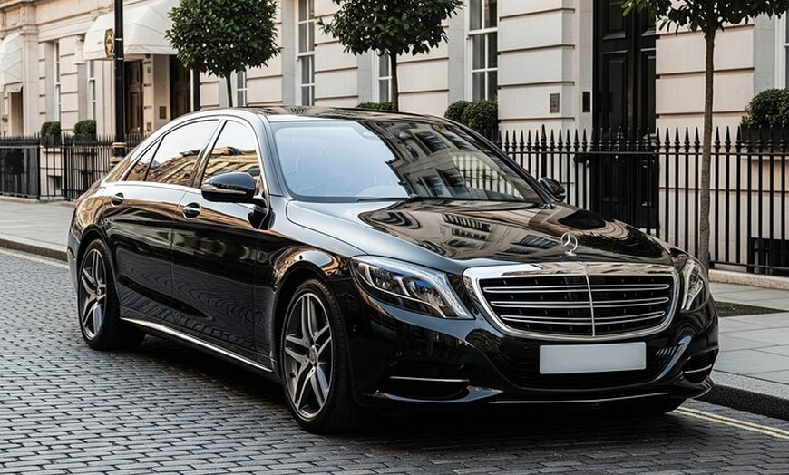 Image 3: Central London to Gatwick Airport private taxi transfers