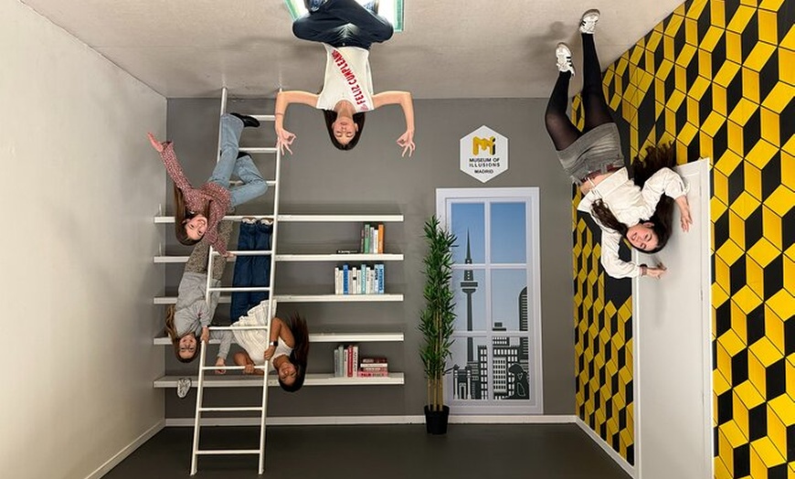 Image 3: Entrada a Museum of Illusions Madrid