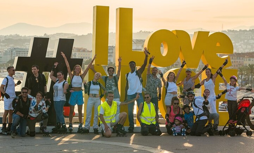 Image 1: Nice en roller au coucher du soleil, repas local & musique live !