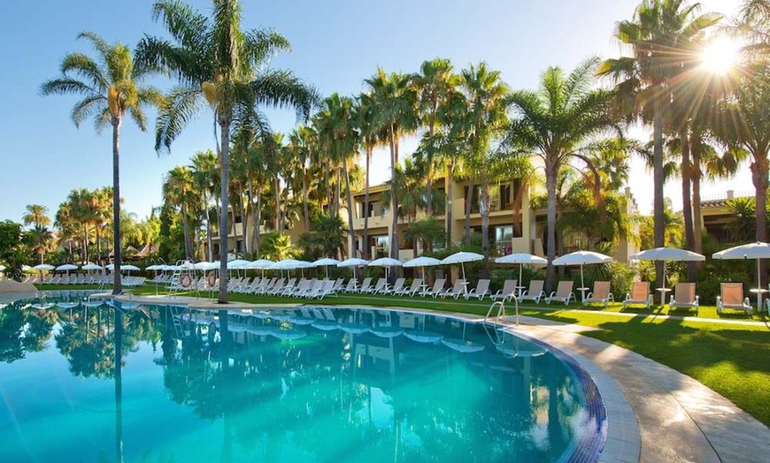 Image 22: ✈ COSTA DEL SOL | Marbella - BlueBay Banús 4*, 3 Nächte - Außenpool