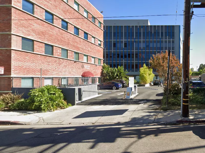 Parking at 16550 Ventura Blvd. Lot