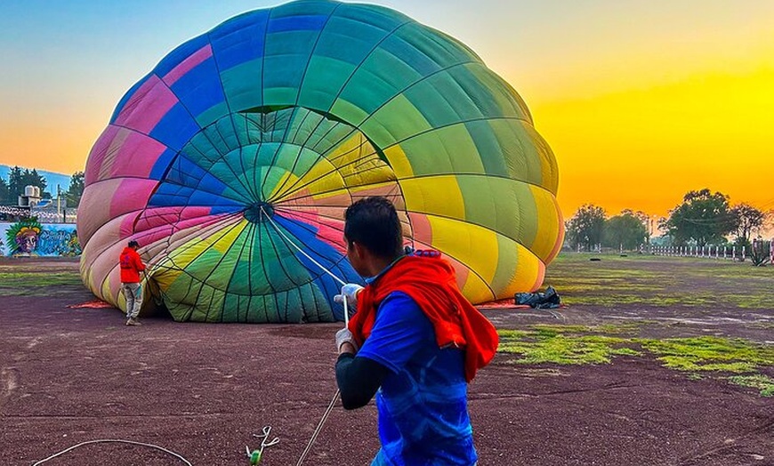 Image 7: Private Romantic Balloon Flight over Teotihuacan for Couples