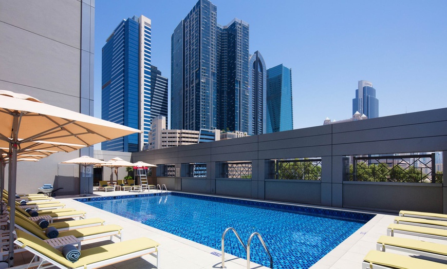 Image 1: ✈ EMIRATS ARABES UNIS | Dubaï - Rove Trade Centre 3* - Piscine exté...