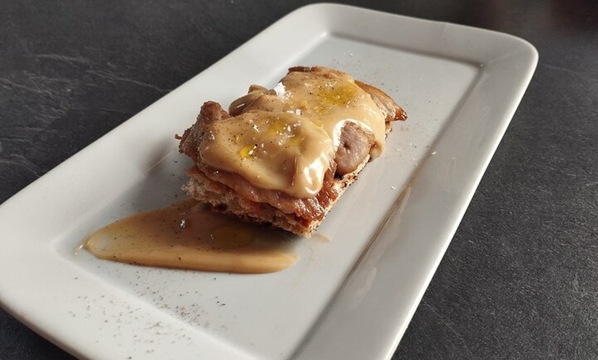 Image 13: Clase de Cocina de Tapas Española con Música de Guitarra en Vivo