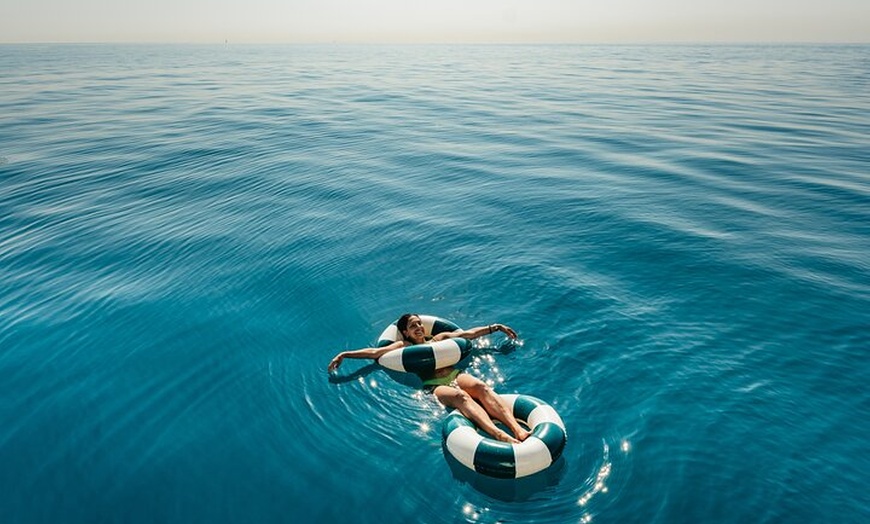 Image 10: Crucero al atardecer en Barcelona liderado por Young & Local Captain