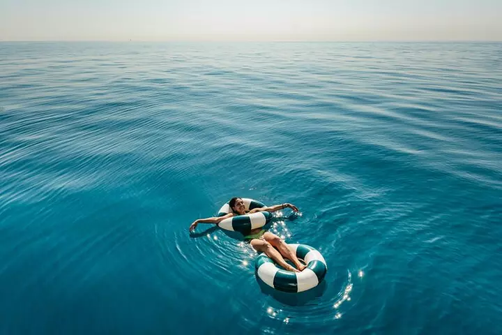 Crucero al atardecer en Barcelona liderado por Young & Local Captain