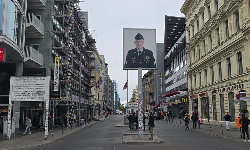 Image 48: Berlin VIP TOUR - Private Bus Tour inklusive Chauffeur und Guide