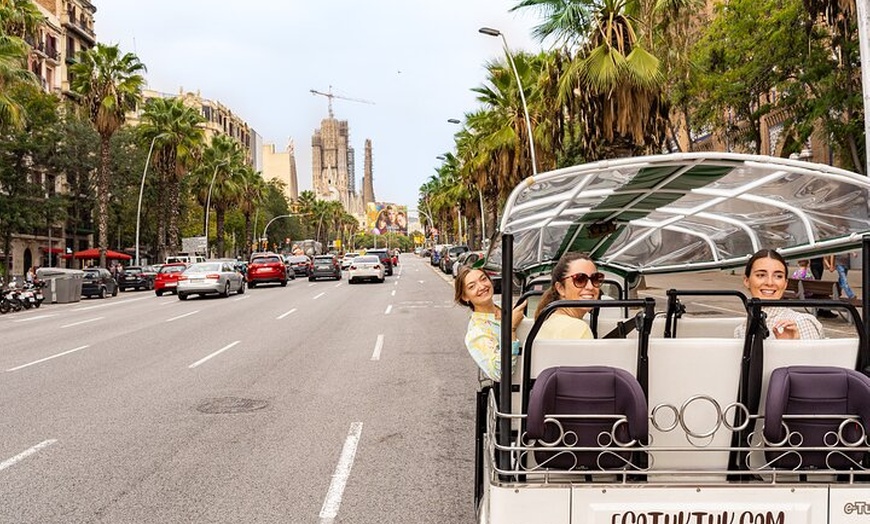 Image 4: Tour de Bienvenida a Barcelona en Eco Tuk Tuk Privado