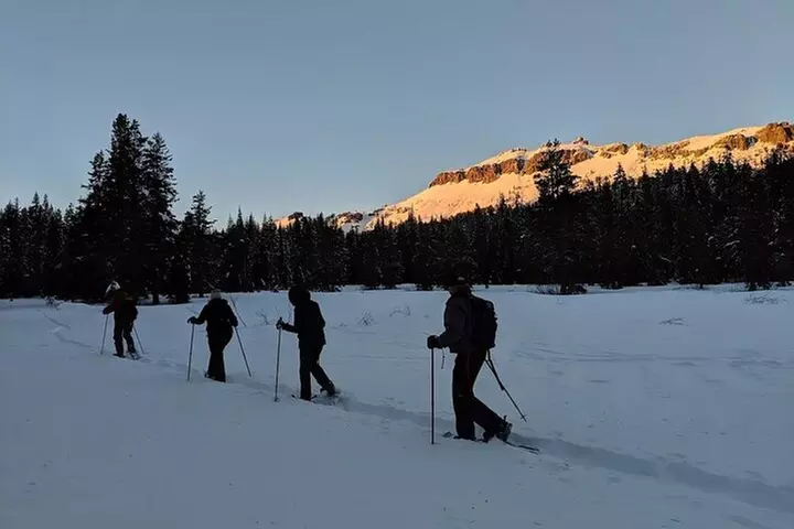Lake Tahoe: Sunset Snowshoe Trek with Hot Drinks and Snacks