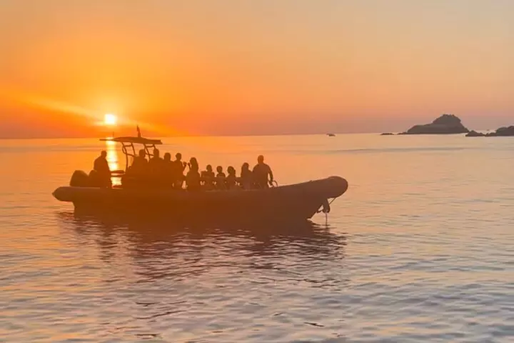 Apéro Sunset en Mer Croisière Inoubliable au Coucher de Soleil