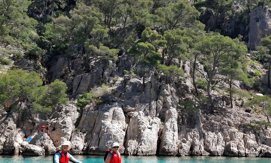 Image 2: Excursion Guidée en kayak de Mer dans les Calanques