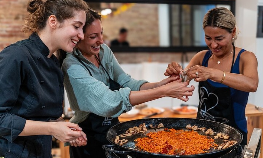 Image 11: Barcelona : 5 - Curso de Cocina de Paella con Cava & Sangria