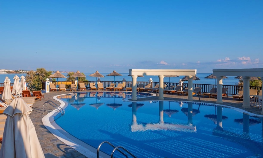 Image 2: ✈ CRÈTE | Stalida - Alexander Beach Hotel & Village Resort 5* - Bor...