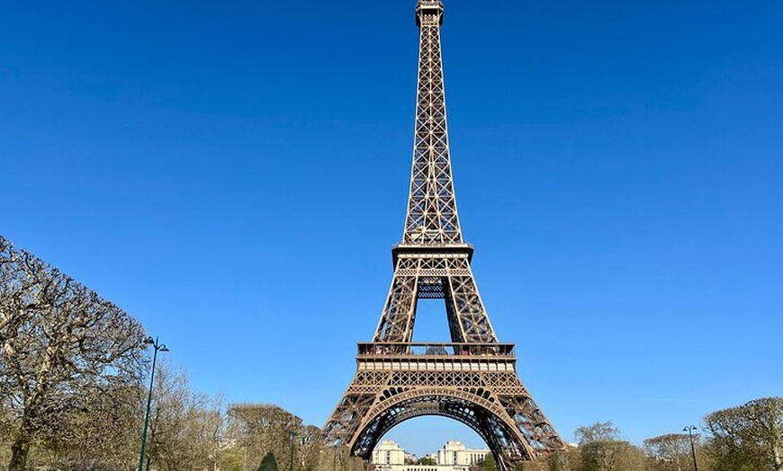Image 2: Visite guidée de la Tour Eiffel par ascenseur 2ème étage et Top Opt